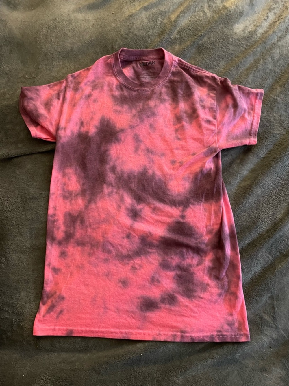 Tie-Dye Gildan T-Shirt – Pink & Dark Greyish Black Acid Wash – Unisex